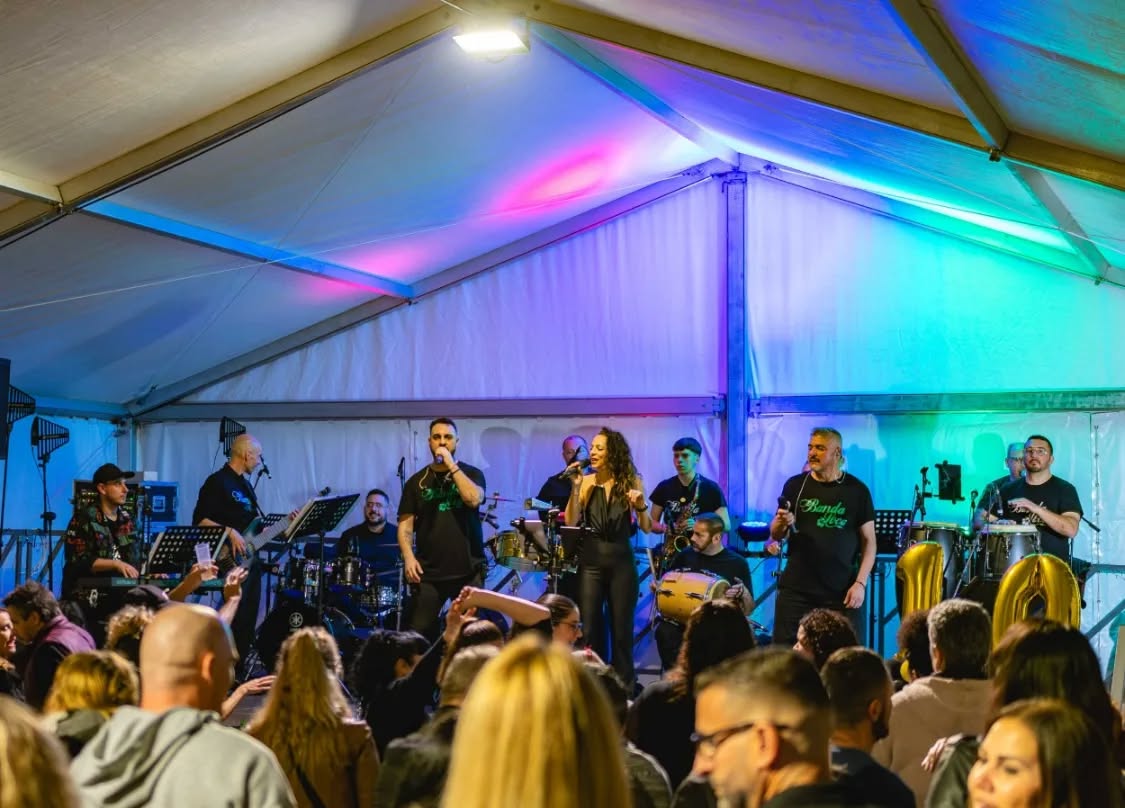 Orquesta Banda Loca actuando ante el público