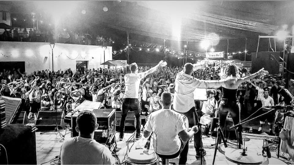 Banda Loca sobre el escenario frente al público