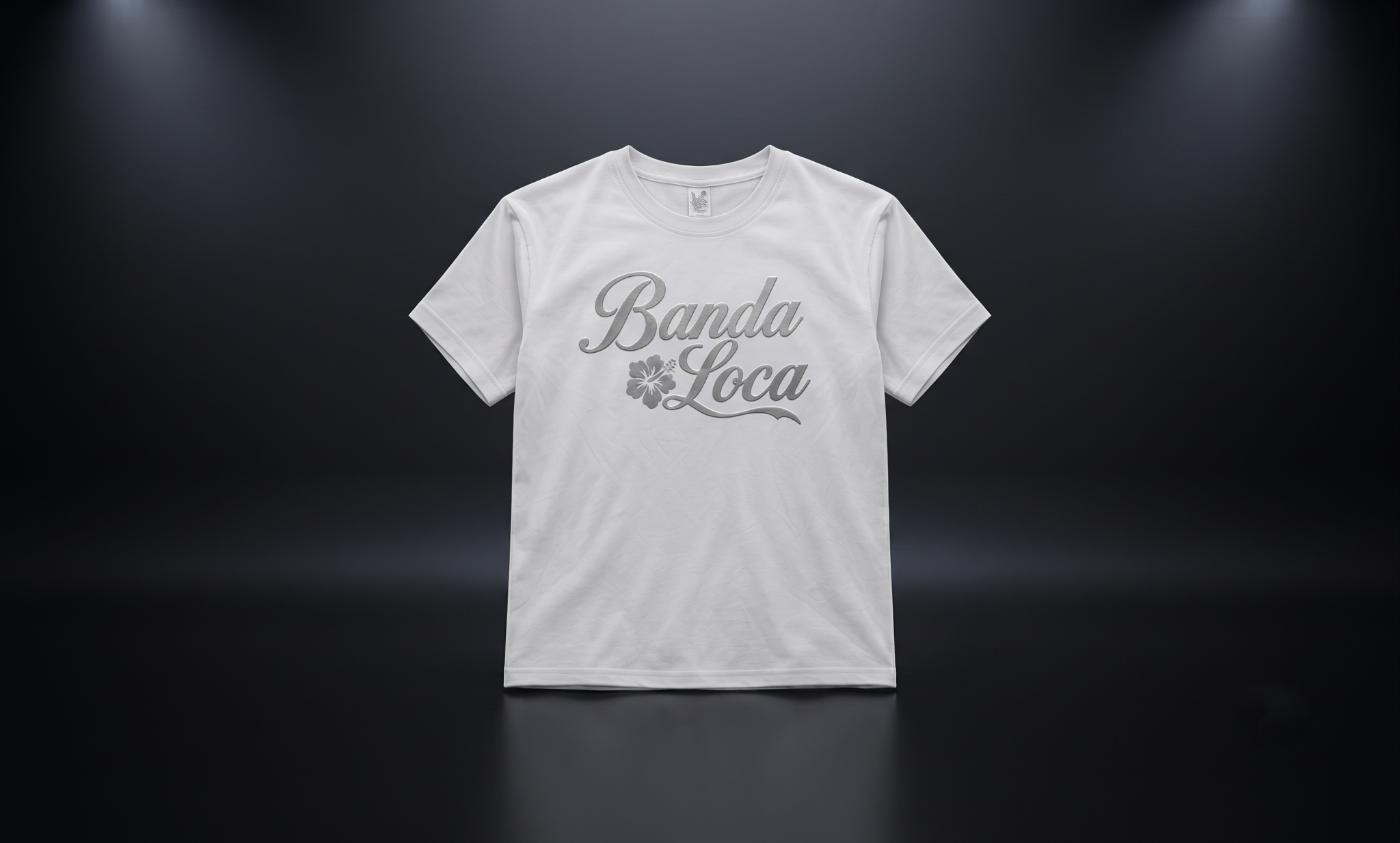 Camiseta blanca oficial de Banda Loca con letras plateadas